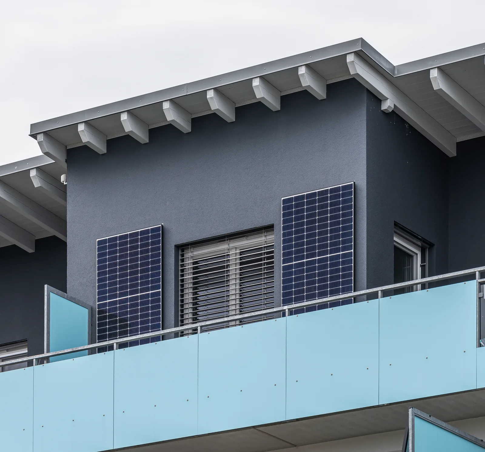 Balkonkraftwerk mit Solarmodulen und Speicher an einer Hausfassade