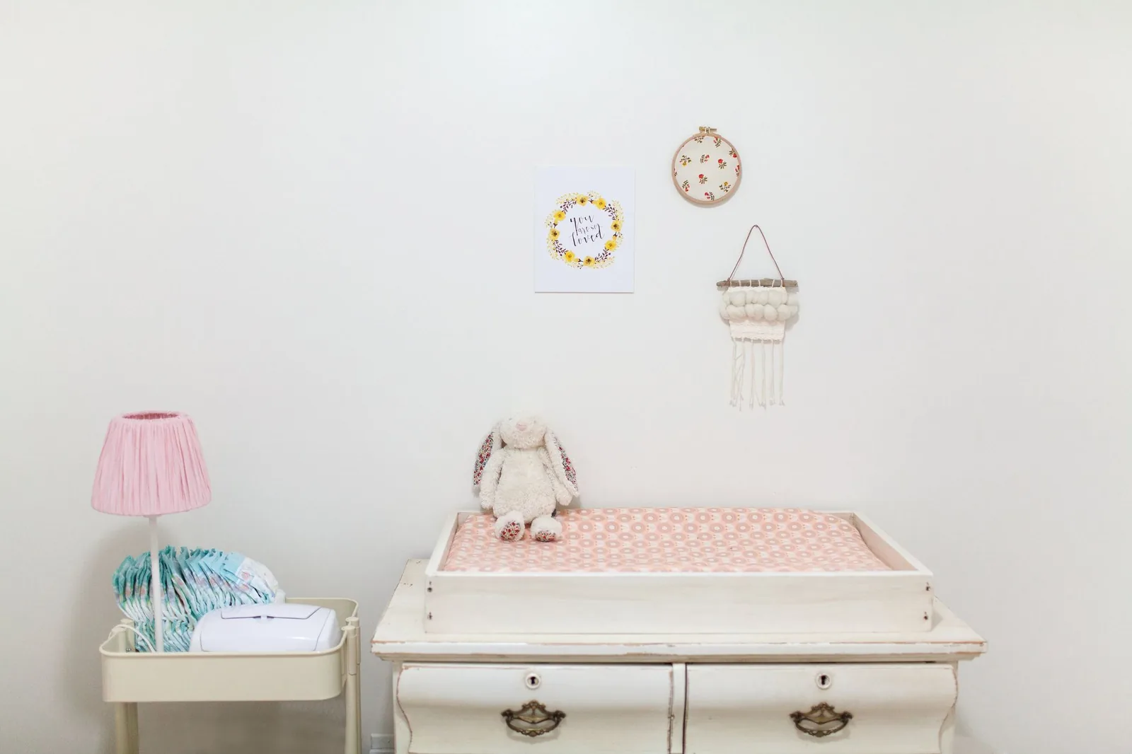 Babyzimmer mit Wickelkommode und ruhiger, warmer Beleuchtung