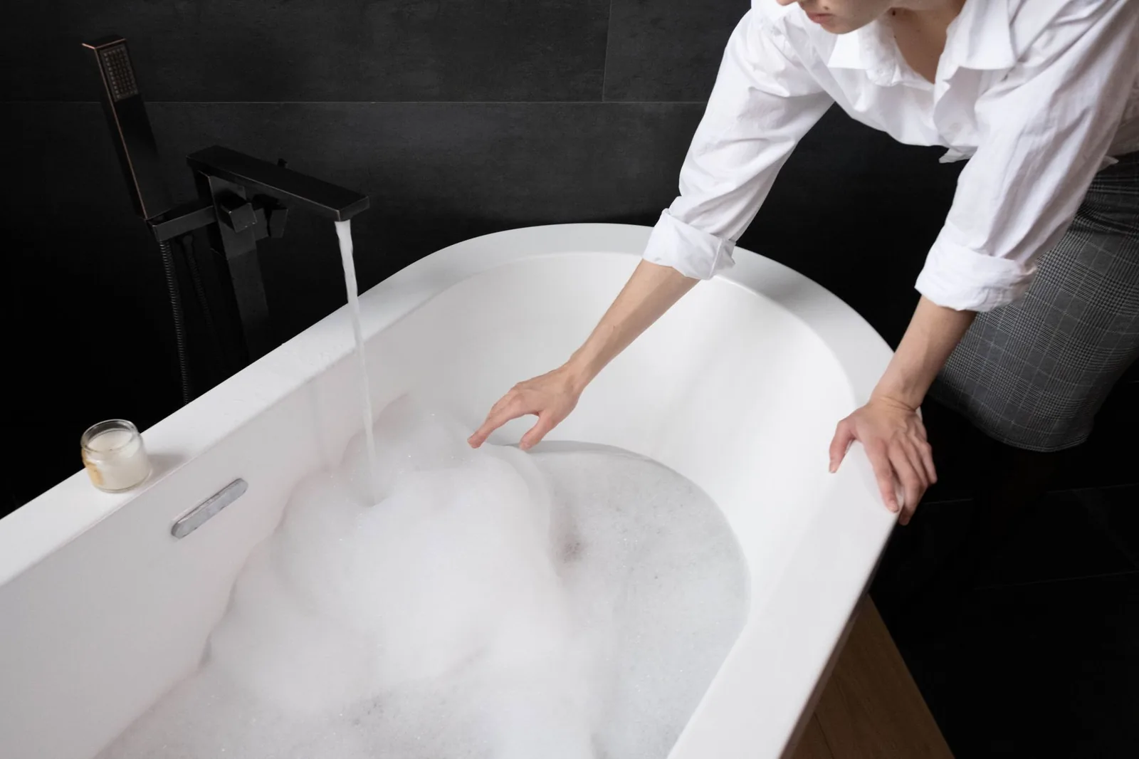 Einlaufendes Wasser in eine gefüllte Badewanne