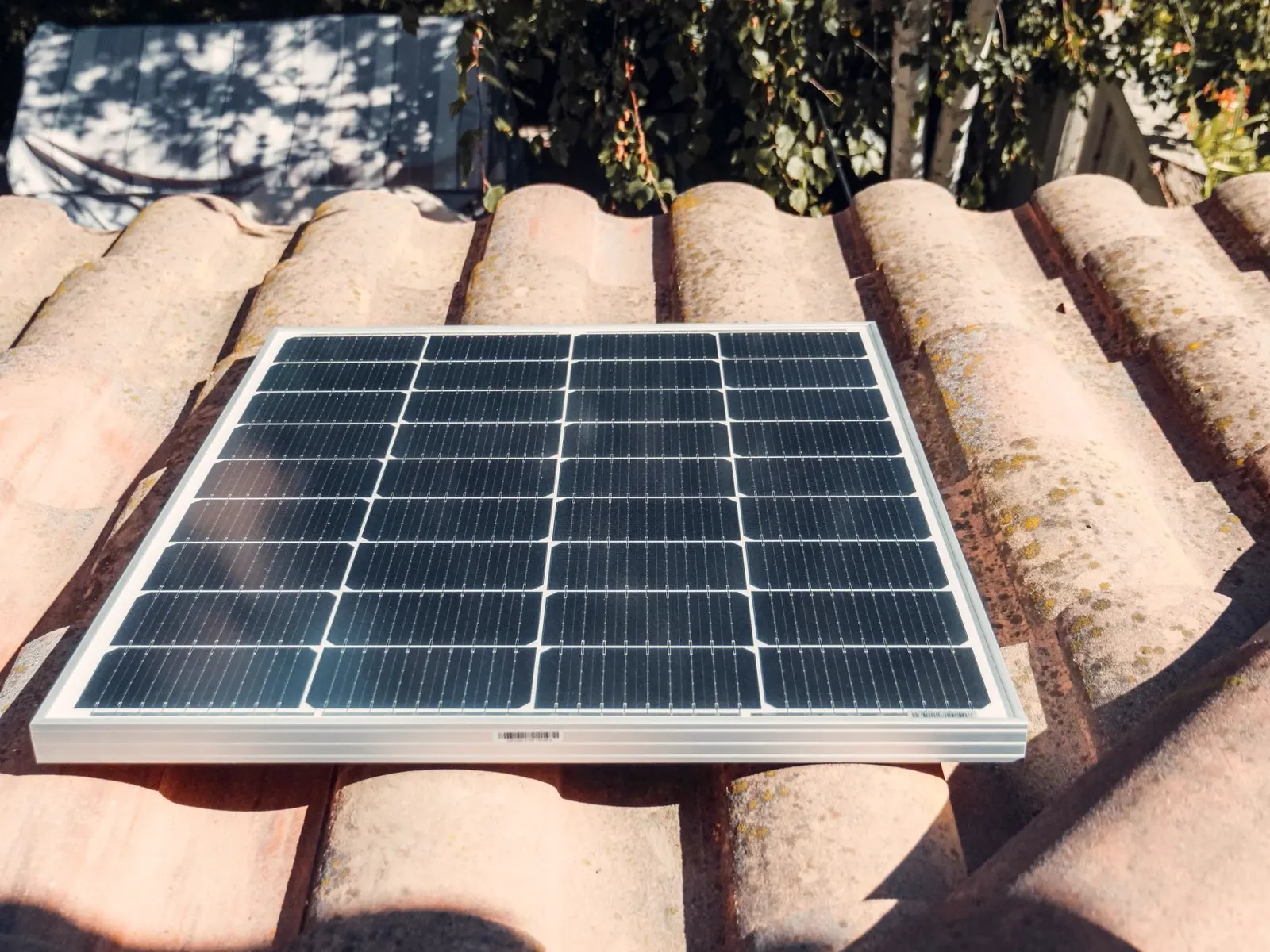 Solarmodul eines Balkonkraftwerks an einem Balkongeländer montiert