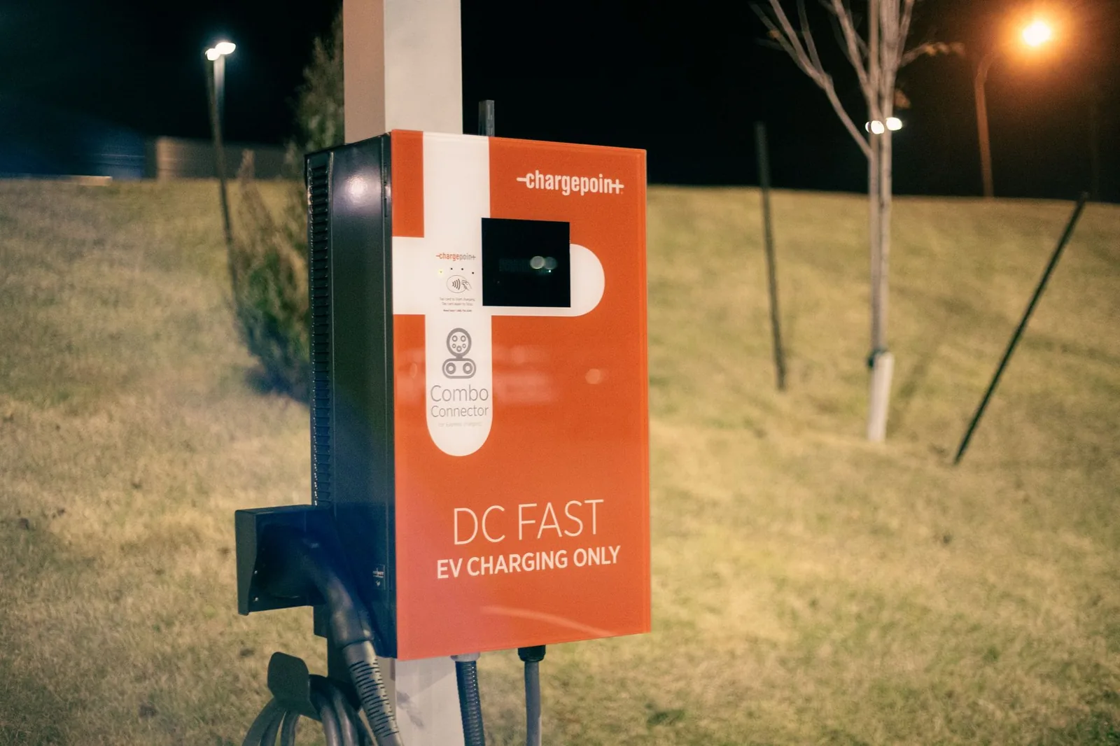 DC-Schnellladesäule mit CCS-Stecker an einem Elektroauto