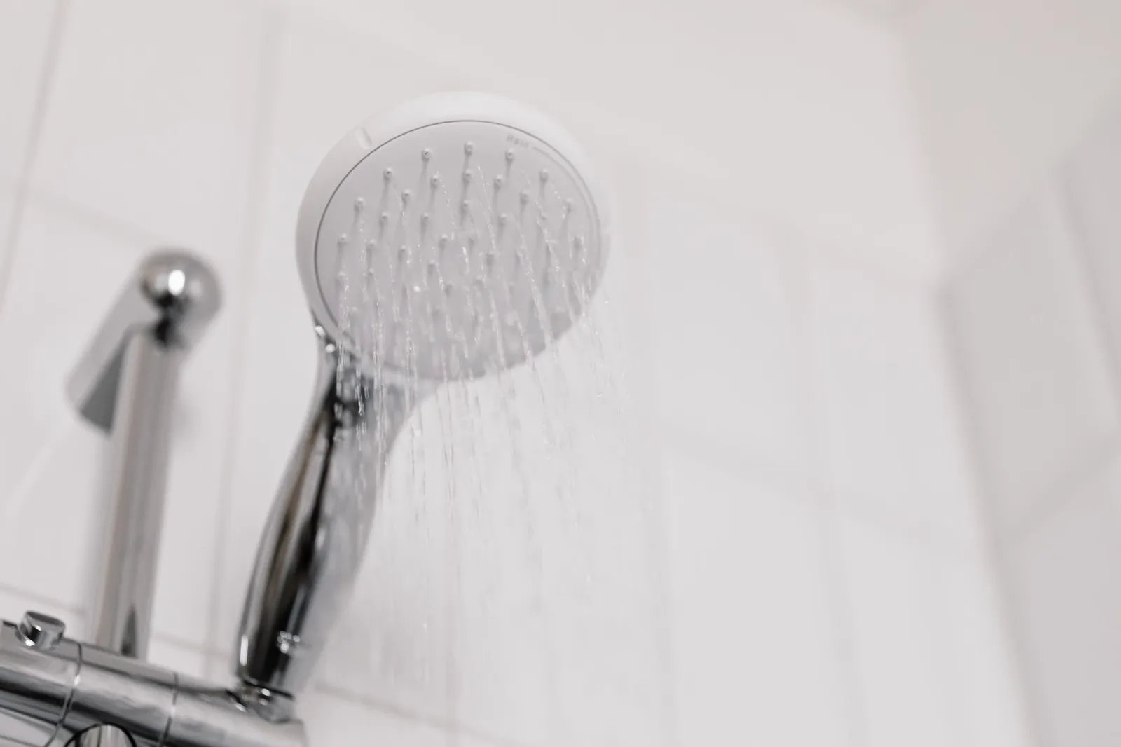 Wasserstrahl aus einem Duschkopf in Nahaufnahme
