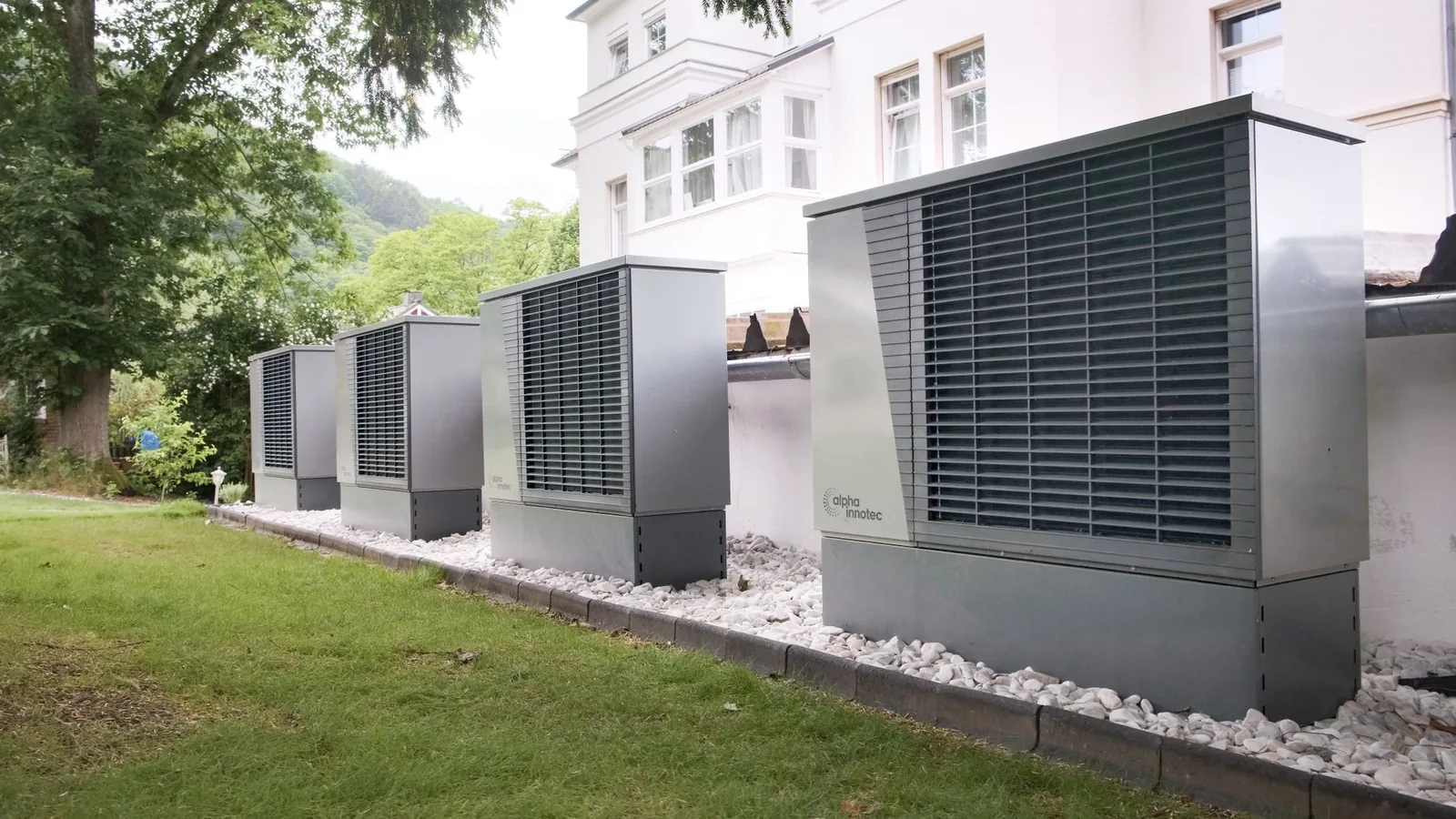 Wärmepumpe mit Verrohrung und Anschlüssen im Technikraum