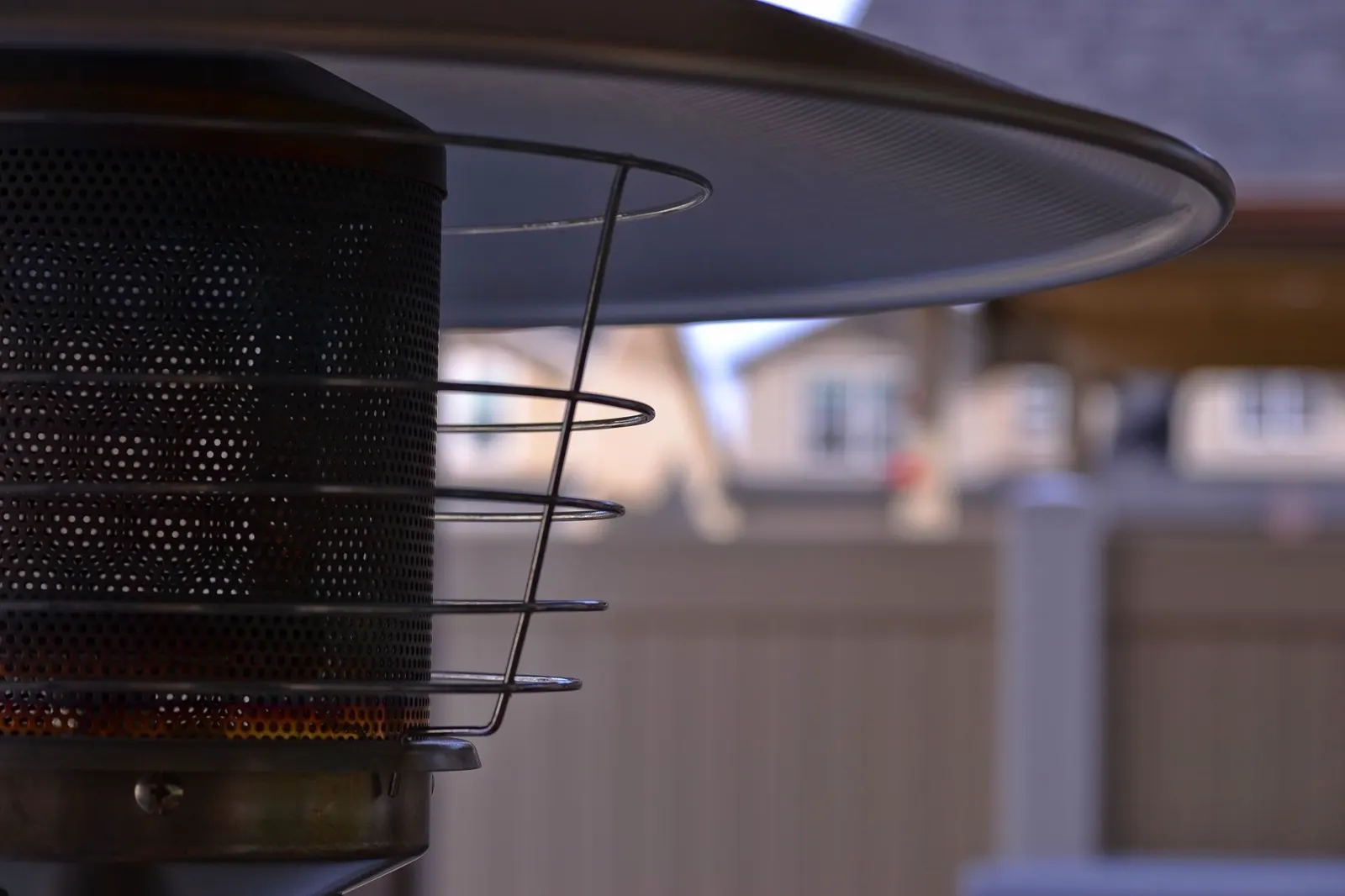 Elektrischer Infrarot-Heizstrahler über einer Terrasse mit Sitzgruppe