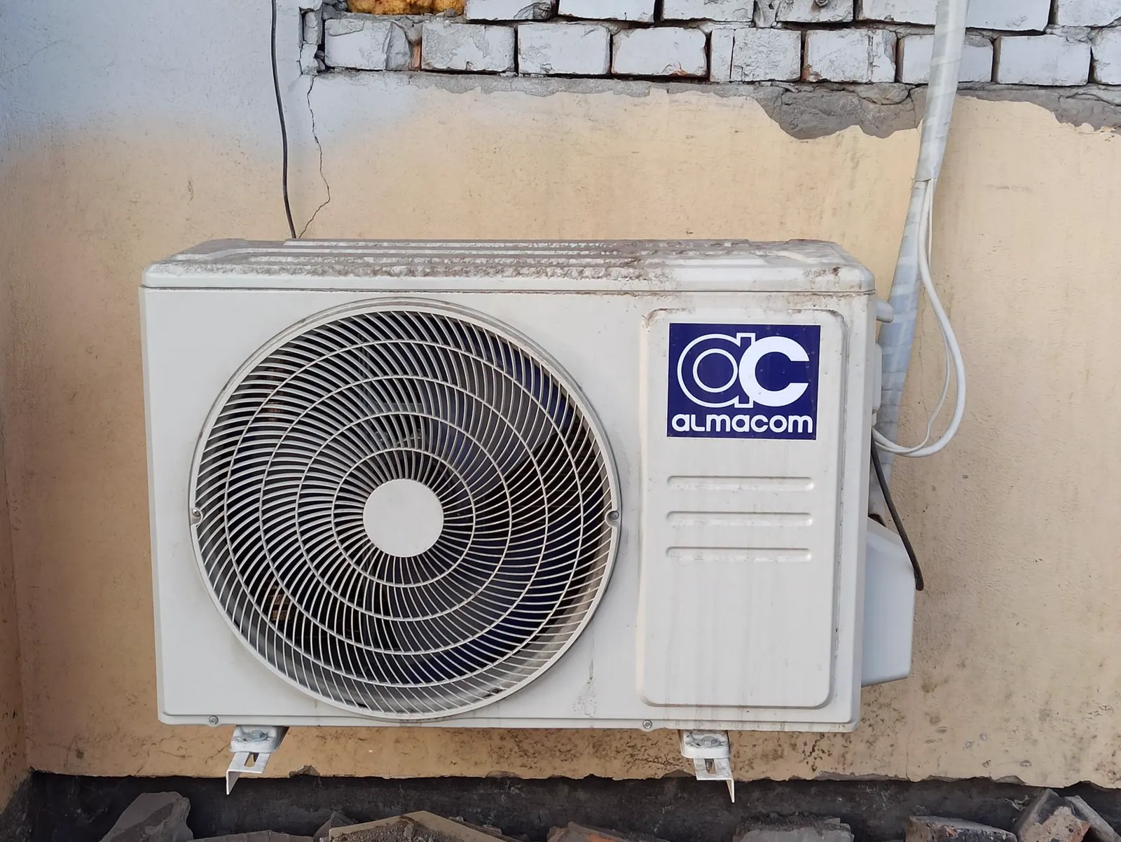 Außengerät einer Klimaanlage mit Wandkonsole und Leitungsführung