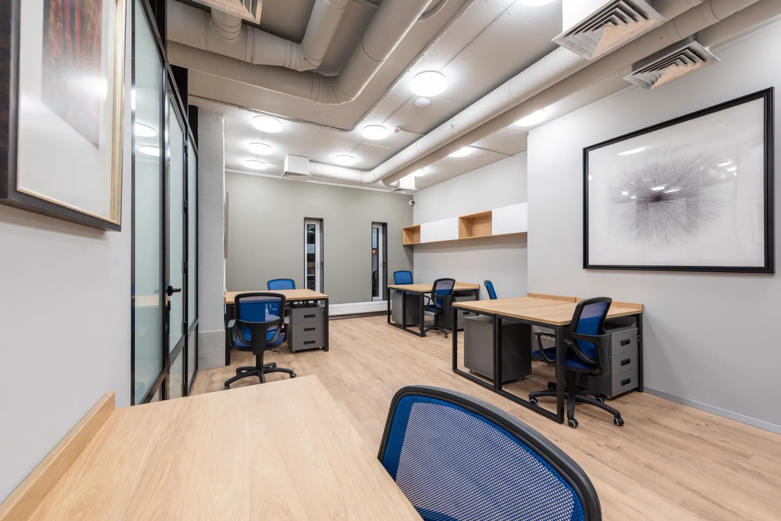 Arbeitsplatz in einem hellen Büro mit großen Fensterflächen