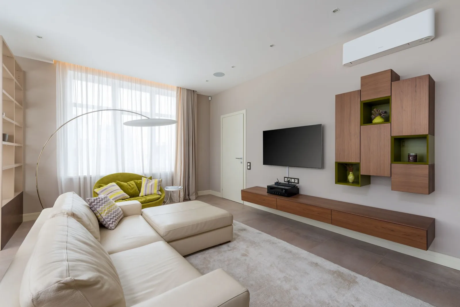 Helles Wohnzimmer mit einem Klimagerät an der Wand