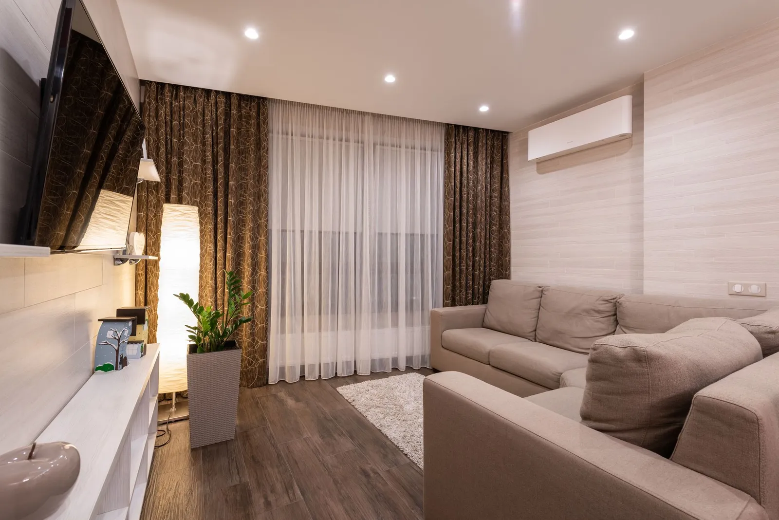 Wandklimagerät in einem modernen Wohnzimmer
