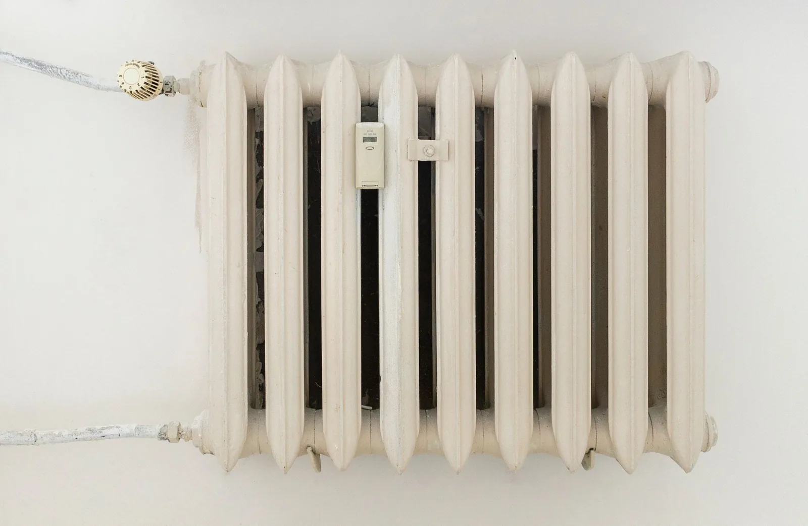 Elektrischer Konvektor an einer Wohnzimmerwand unter dem Fenster