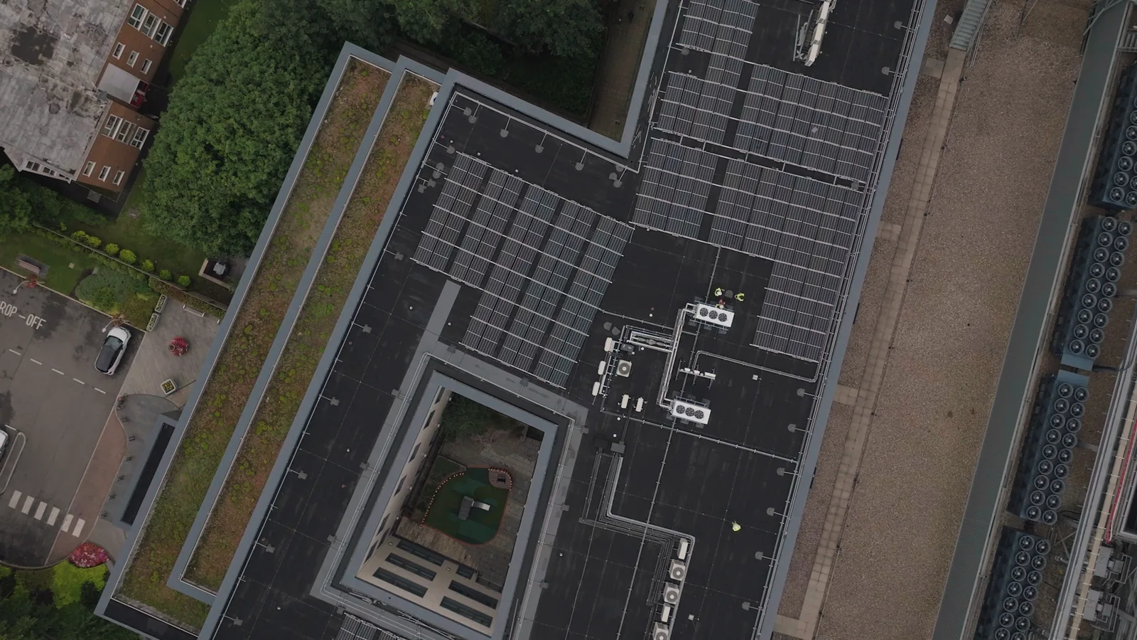 Aufgeständerte Photovoltaikmodule in Reihen auf einem Flachdach