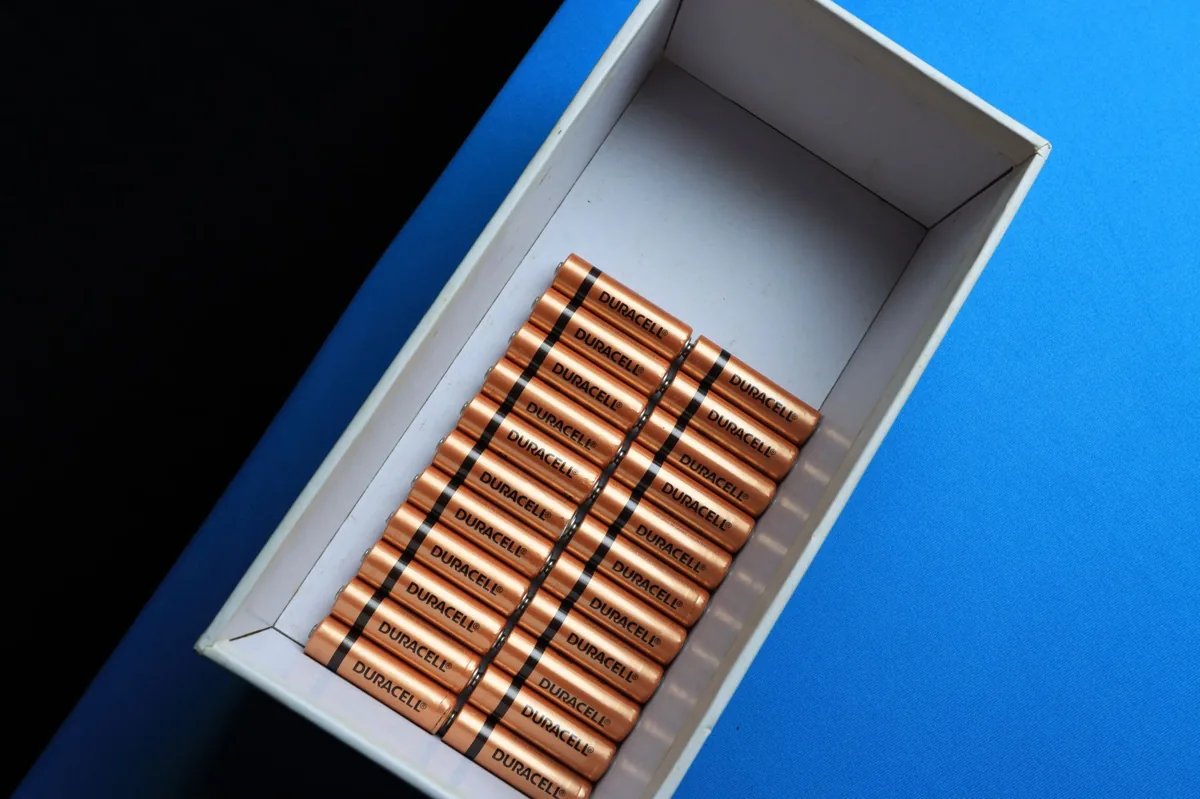 Heim-Stromspeicher als wandmontierte Batterie im Technikraum