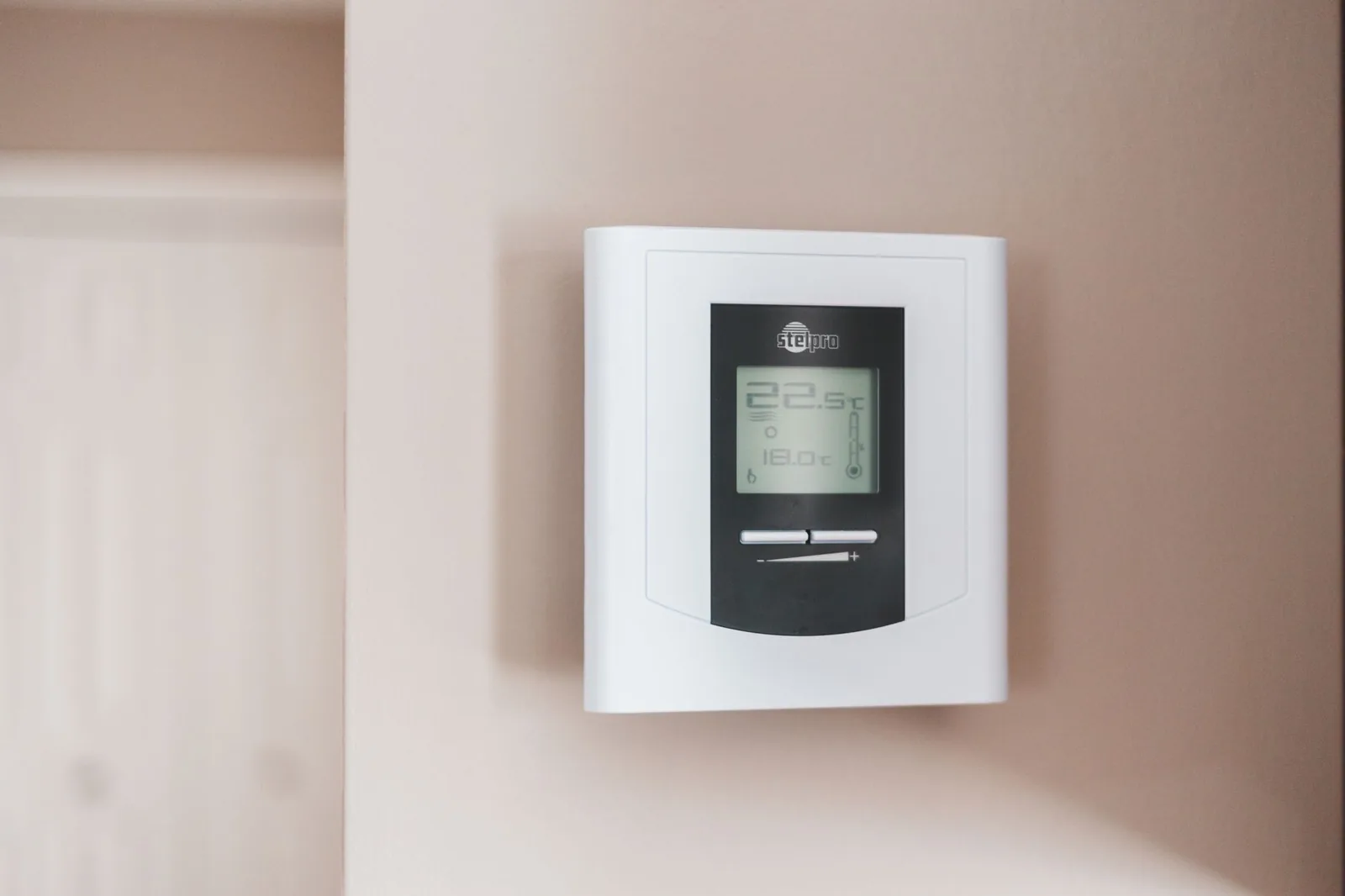 Wandthermostat mit Display zur Regelung einer Elektroheizung
