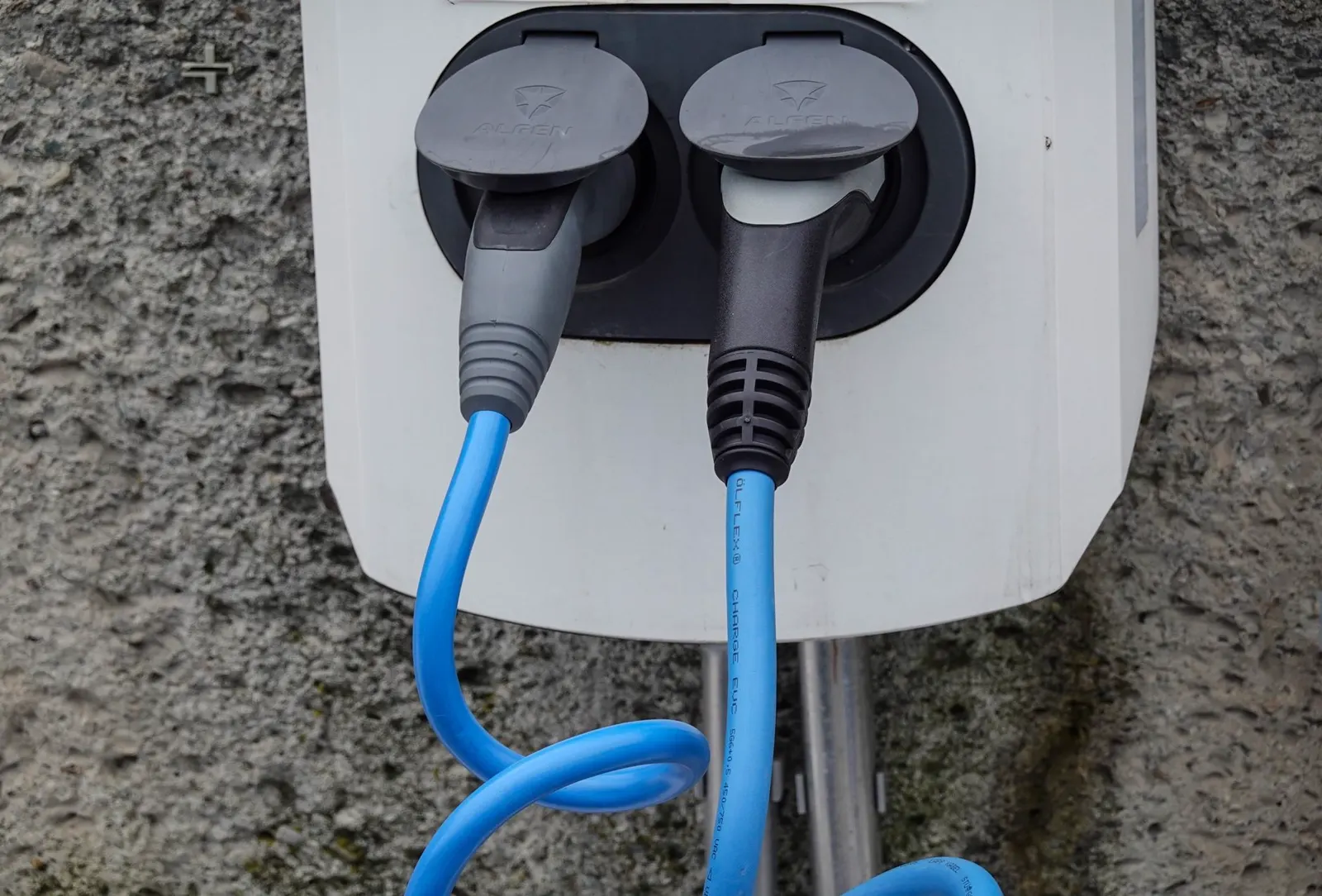 Ladekabel einer Wallbox steckt am Ladeanschluss eines Elektroautos