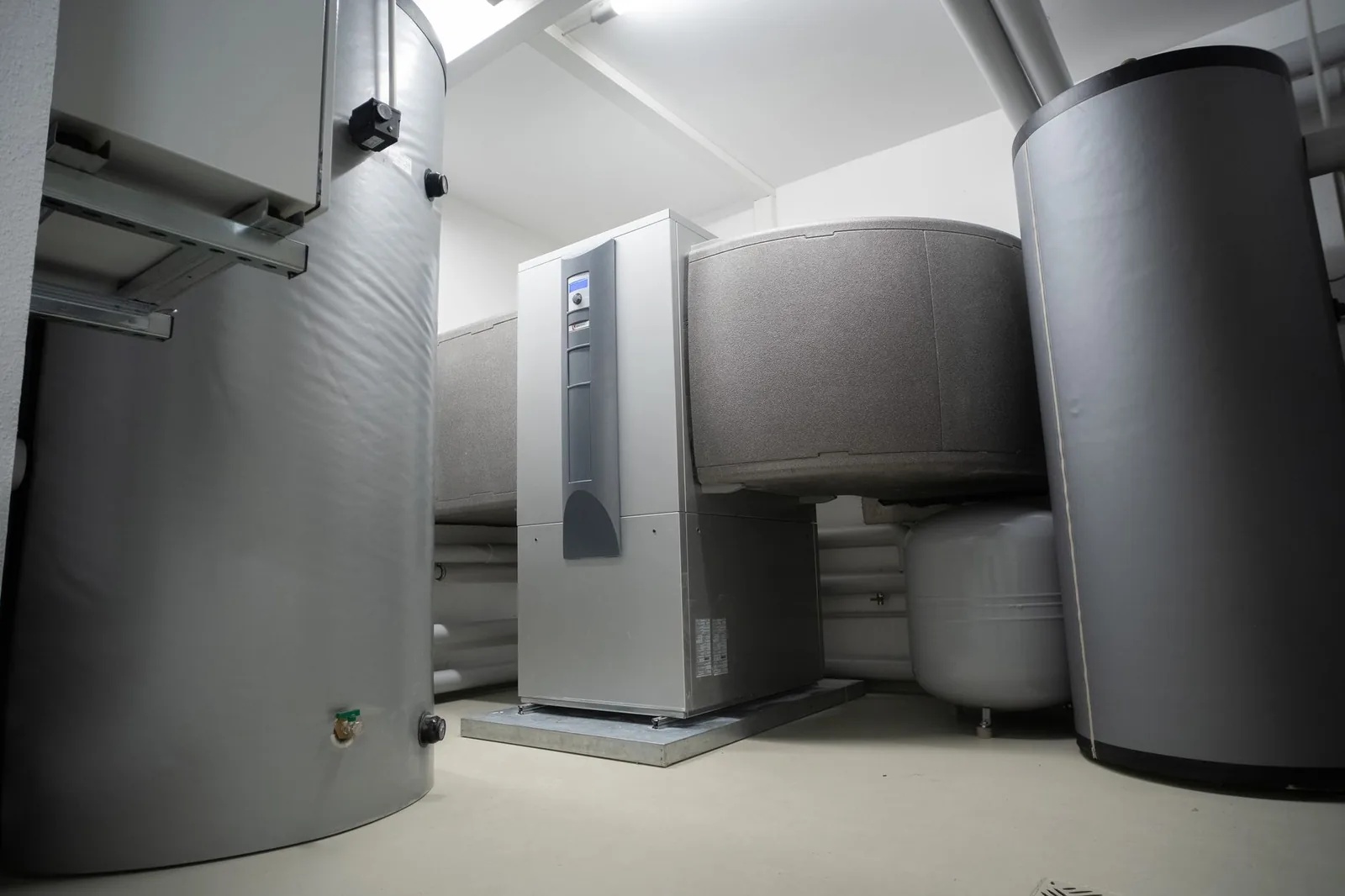 Brauchwasser Wärmepumpe mit integriertem Warmwasserspeicher in einem Kellerraum
