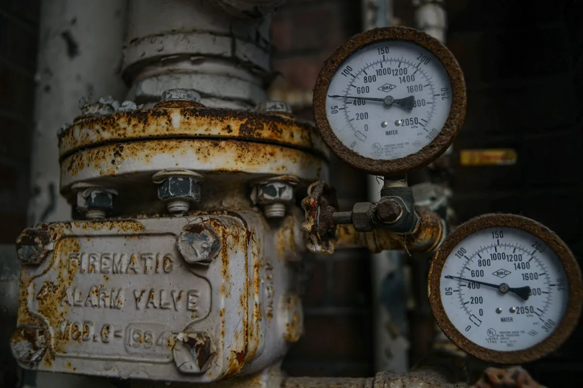 Warmwasserspeicher im Heizungskeller eines Wohnhauses