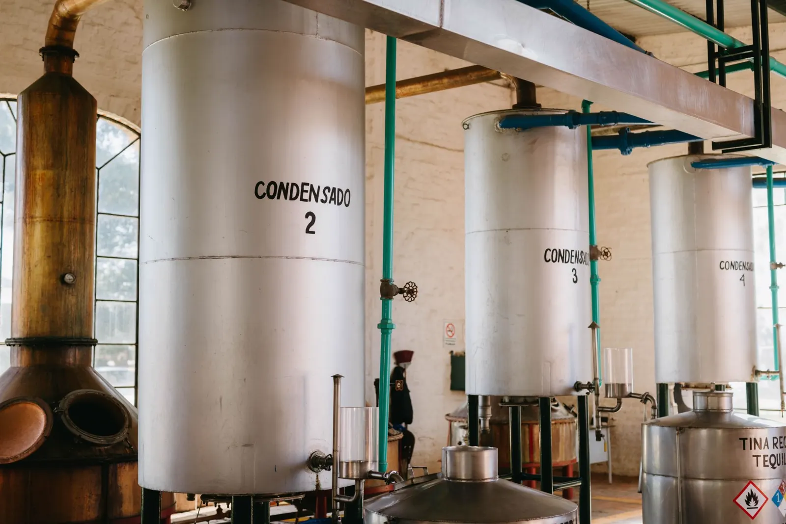 Wandhängender Warmwasserspeicher mit Anschlüssen in einem Hauswirtschaftsraum