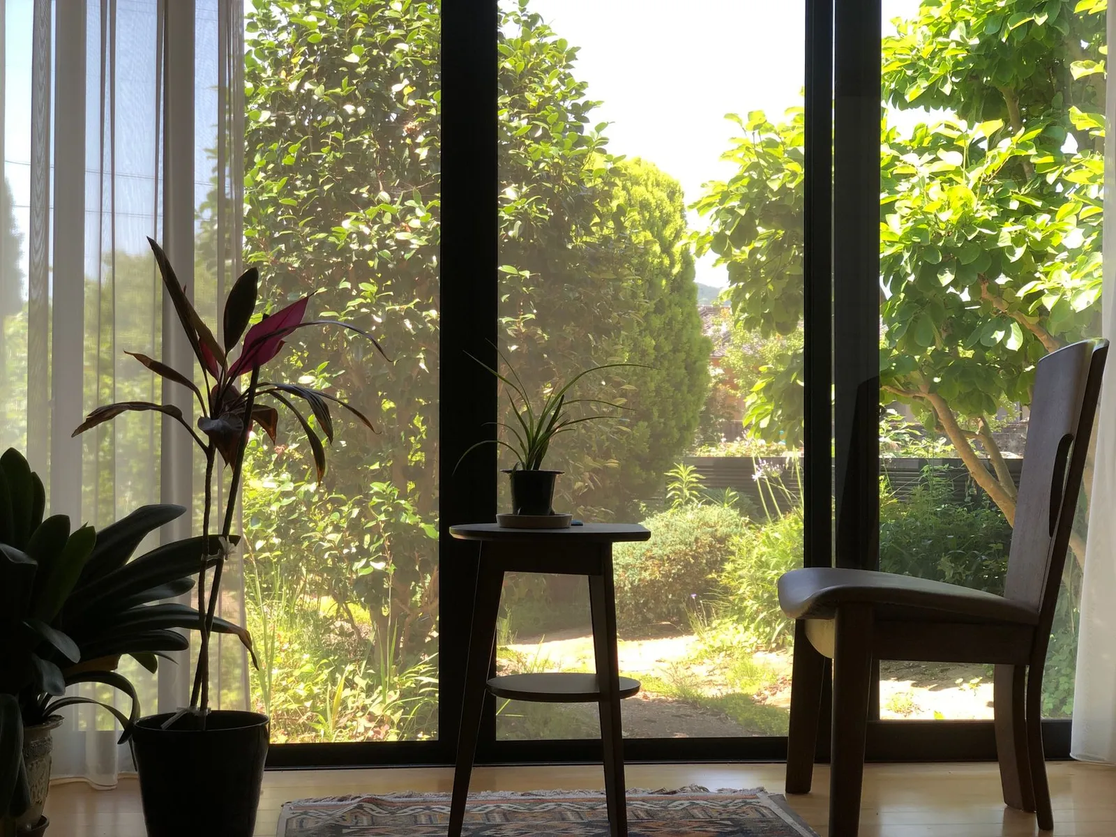 Helles Wohnzimmer mit Klimagerät